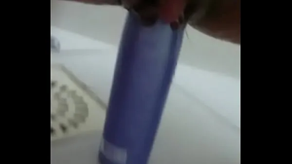 XXX Stuffing the shampoo into the pussy and the growing clitoris क्लिप वीडियो