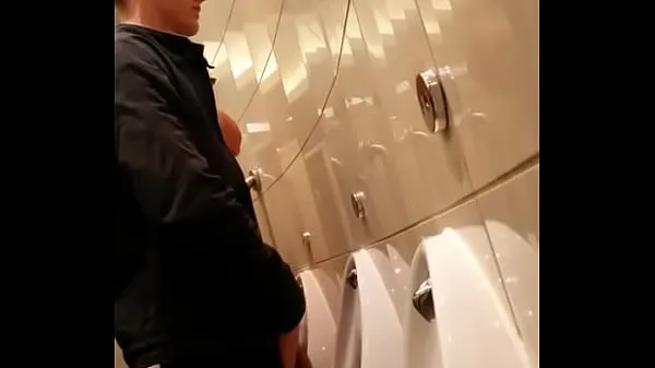 gli uomini toalet pissing