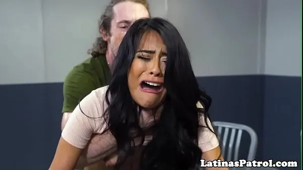 XXX Latina immigrant sucks the US border patrol clips Videos