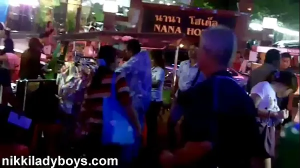 XXX Rua pedonal com Ladyboys trabalhando no Nana Plaza Bangkok clipes Vídeos