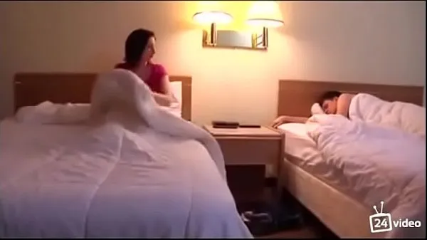 XXX Step sister seduces her to play with her คลิปวิดีโอ