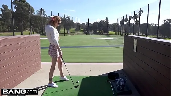 XXX Nadya Nabakova puts her pussy on display at the golf course leikettä videot
