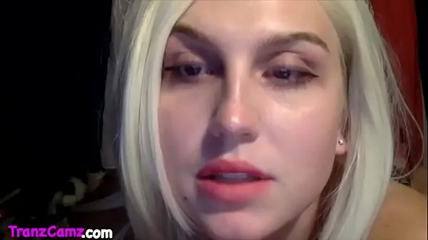 XXX Blondes Model Shemale chattet und masturbiert für das Cam-Publikum mit ihren großen falschen Titten und Beute Clips Videos