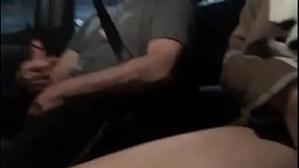 XXX Teen masturbanting in car while driving剪辑视频