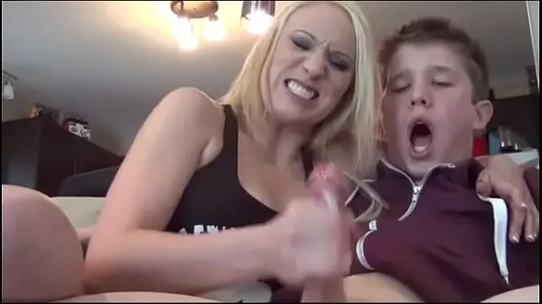 XXX Lucky being jacked off by hot blondes βίντεο κλιπ
