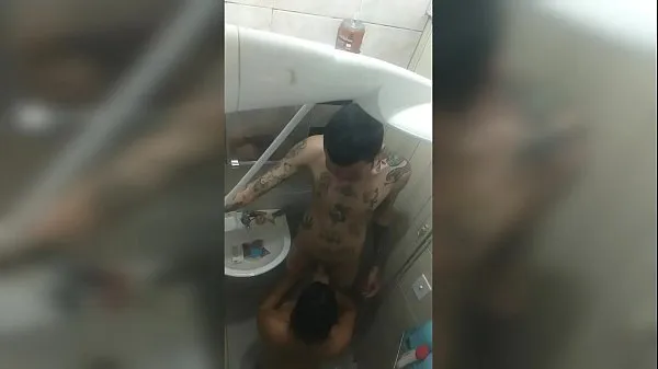XXX I filmed the new girl in the bath, with her mouth on the tattooed's cock... She Baez and Dluquinhaa剪辑视频