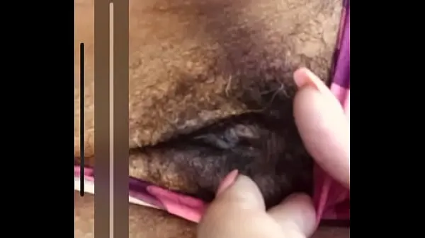 XXX Voisin marié montre à une vraie jeune fille sa chatte et ses seins clips Vidéos