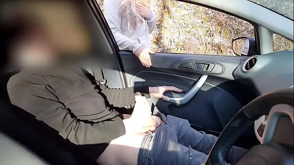 XXX Chica joven ayuda a un chico masturbándose en un coche semen clips Videos