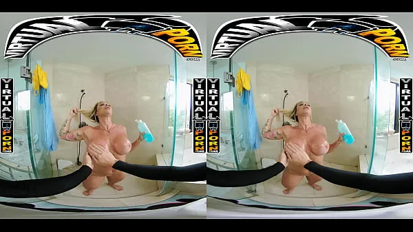 XXX Busty Blonde MILF Robbin Banx Seduces Step Son In Shower klipp Videoer