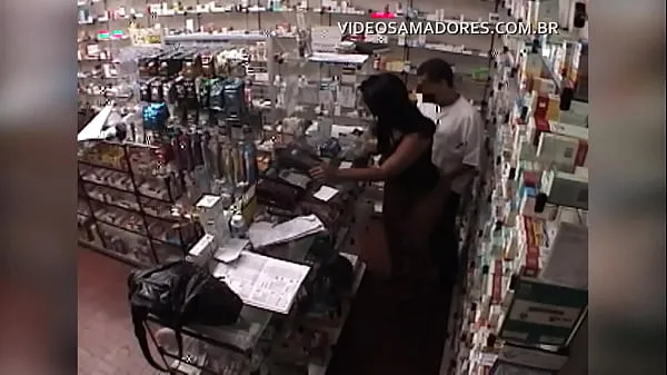 Une caméra de sécurité surprend un pharmacien en train de faire une injection de pénis à un client
