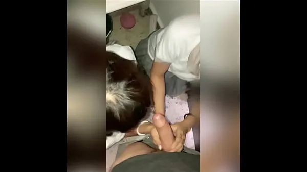 DEUX étudiants mexicains mignons partagent une bite en le suçant en même temps dans la chambre du concierge! Deux filles chaudes à l'école et un pénis pour deux ! Sexe maison amateur! (Deuxième par