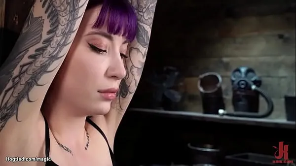 XXX La schiava tatuata dai capelli Charlotte Sartre è strettamente legata e la figa strofinata, poi in sospensione a testa in giù sculacciata e frustata dal padrone The Pope in hogtiedclip video