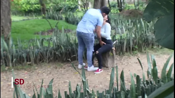 XXX SPYING ON A COUPLE IN THE PUBLIC PARK clips Video's