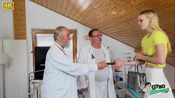Zwei perverse Ärzte bringen die junge feuchte Muschi der heißen Blondine Ariela Donovan bei ihrer Gynäkologie-Untersuchung zum Abspritzen