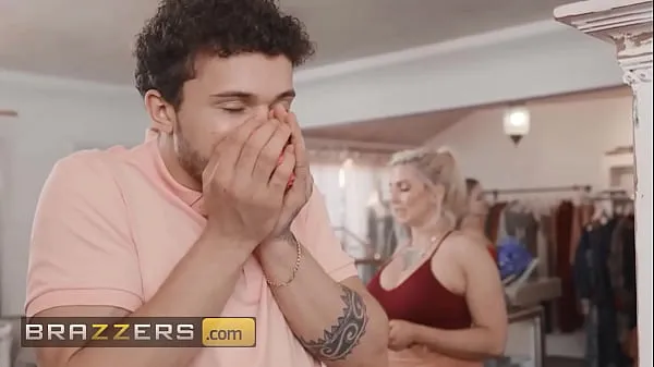 XXX Apollo traz) sua namorada (Laney Grey) para comprar roupas novas, mas acaba fodendo o proprietário (Christie Stevens) - Brazzers clipes Vídeos