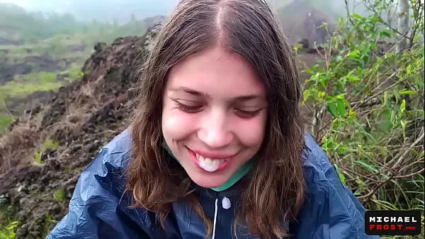 XXX The Riskiest Public Blowjob In The World On Top Of An Active Bali Volcano - POV剪辑视频