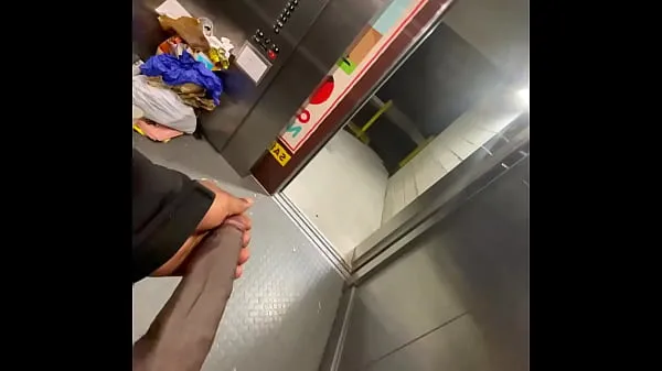 XXX Bbc in Public Elevator opening the door (Almost Caught klipp Videoer