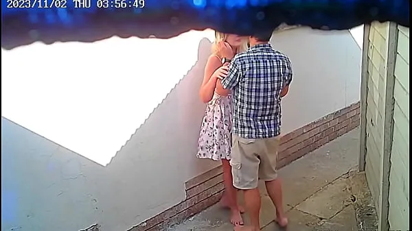 Una telecamera CCTV ha ripreso una coppia che scopava fuori da un ristorante pubblico