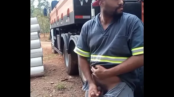 XXX Worker Masturbating on Construction Site Hidden Behind the Company Truck klipp Videoer