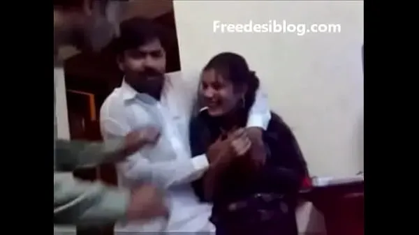 XXX Pakistani Desi girl and boy enjoy in hostel room klipov Videá